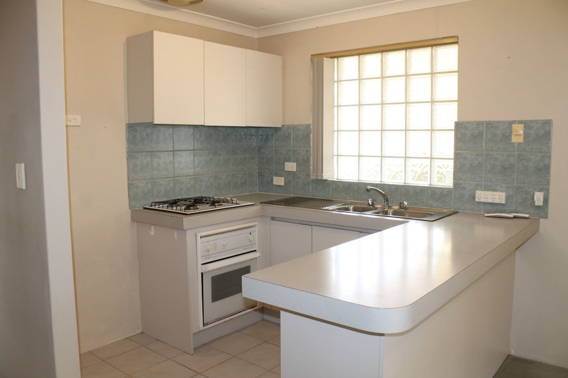 4/113 Simpson Avenue, Rockingham, WA, 6168, Rockingham - Thumbnail 2