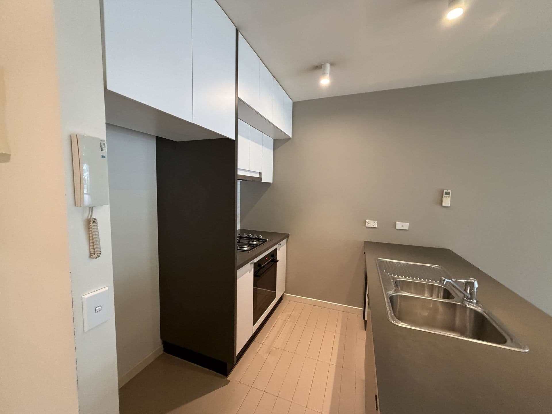 1/2 Greenfield Drive, Clayton, VIC, 3168, Clayton - Thumbnail 3