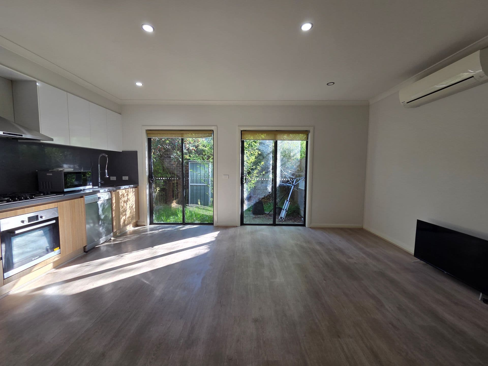 1/37 Koonawarra Street, Clayton, VIC, 3168, Clayton - Thumbnail 2