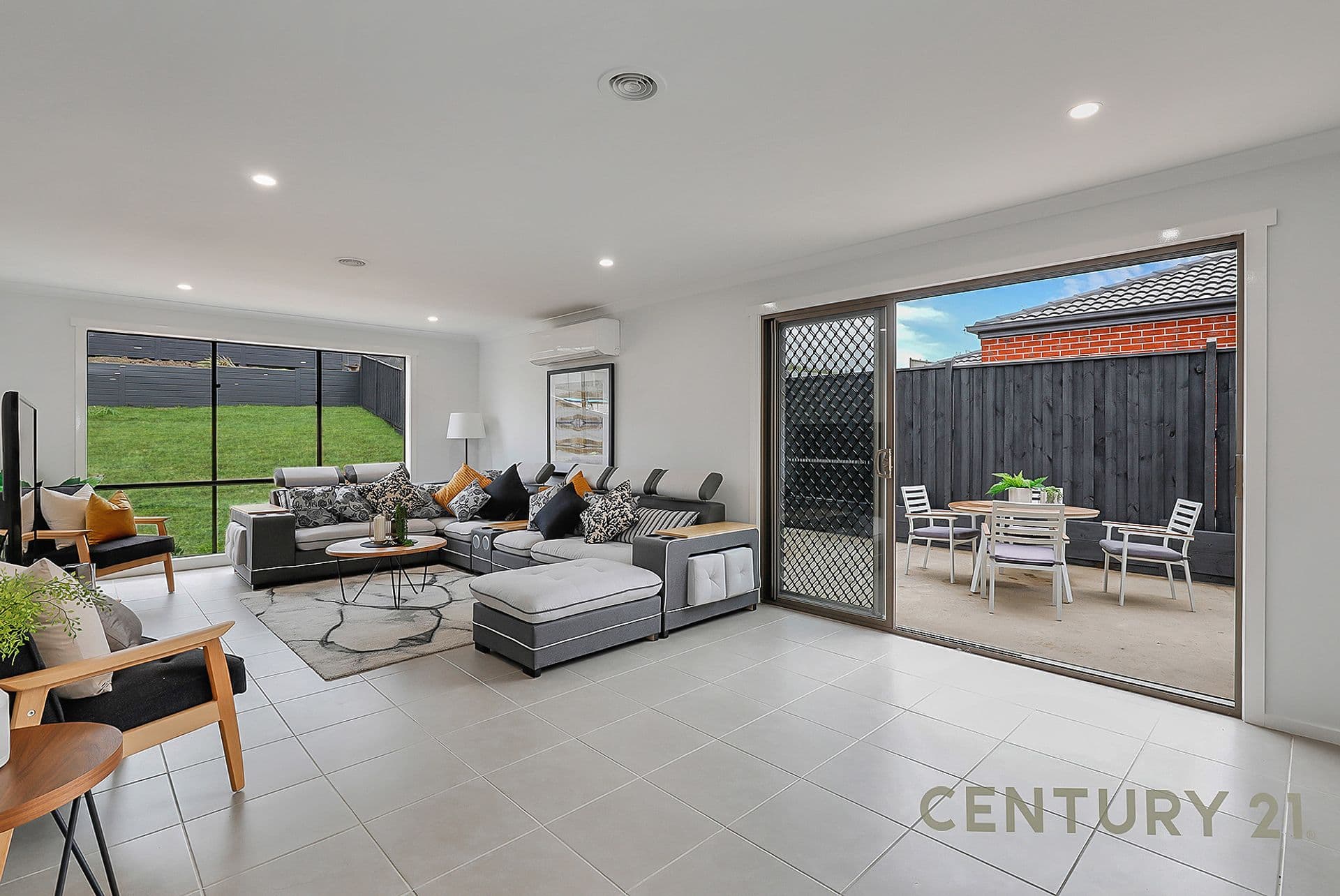 52 Meadowlea Crescent, Pakenham, VIC, 3810, Pakenham - Thumbnail 2