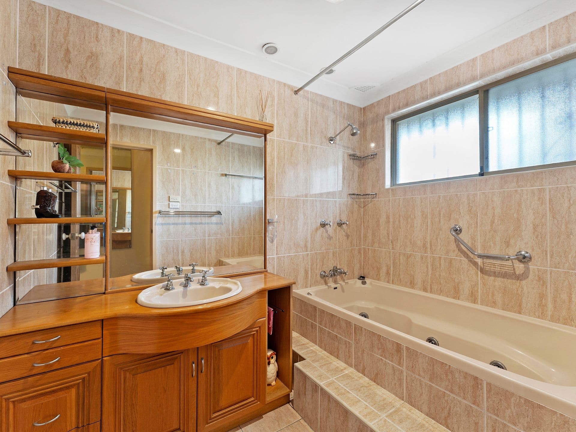 8 Blaxland Drive, Illawong, NSW, 2234, Illawong - Thumbnail 6