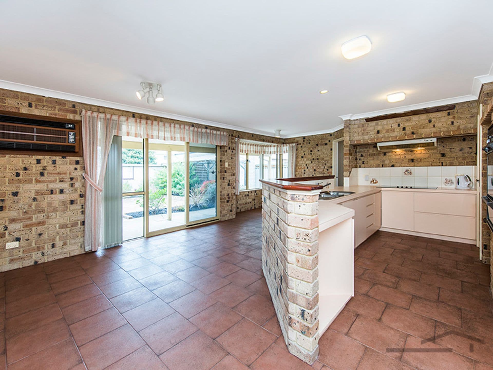 16 Sandford Crescent, Halls Head, WA, 6210, Halls Head - Thumbnail 5