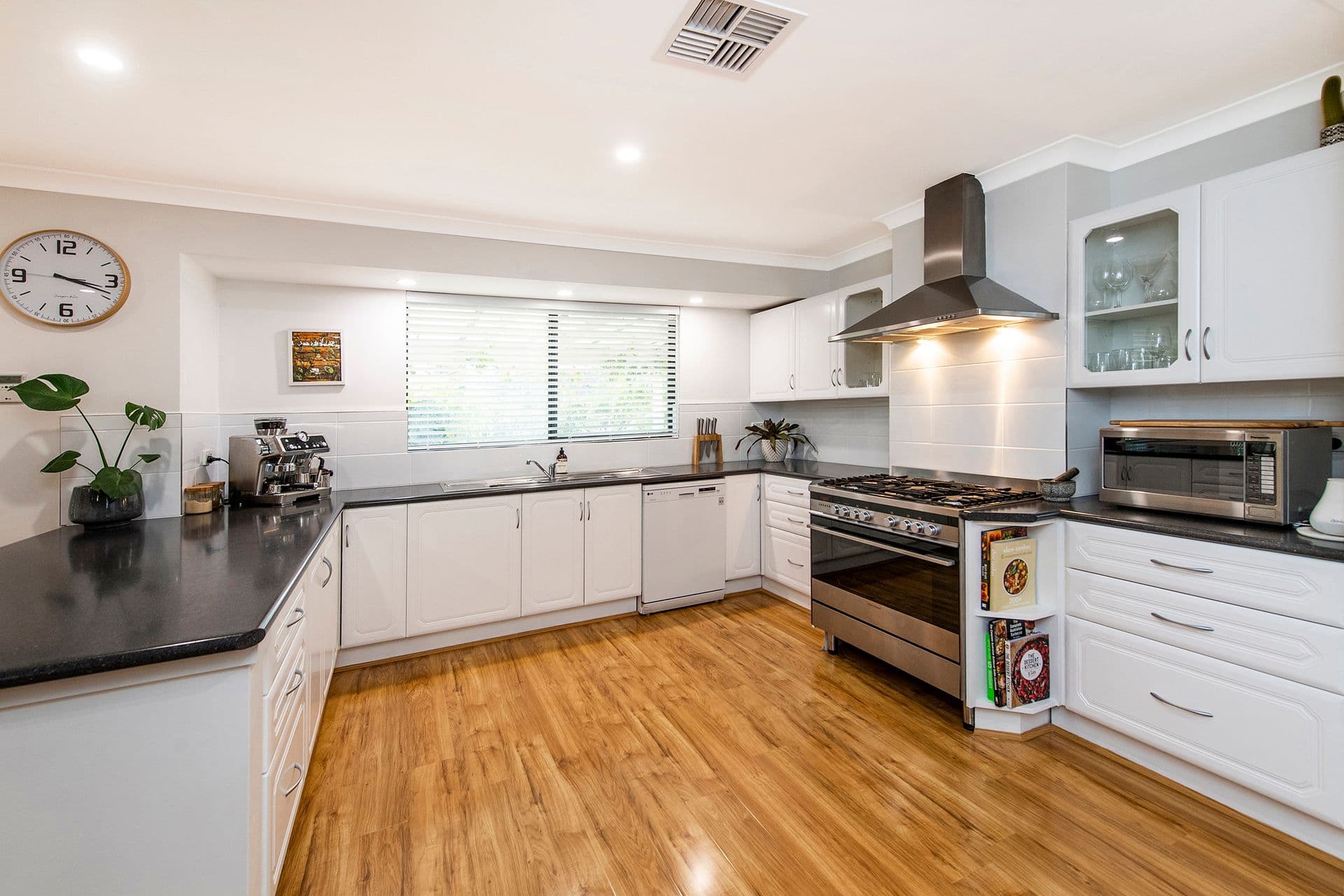 21 Tamarisk Drive, Halls Head, WA, 6210, Halls Head - Thumbnail 3