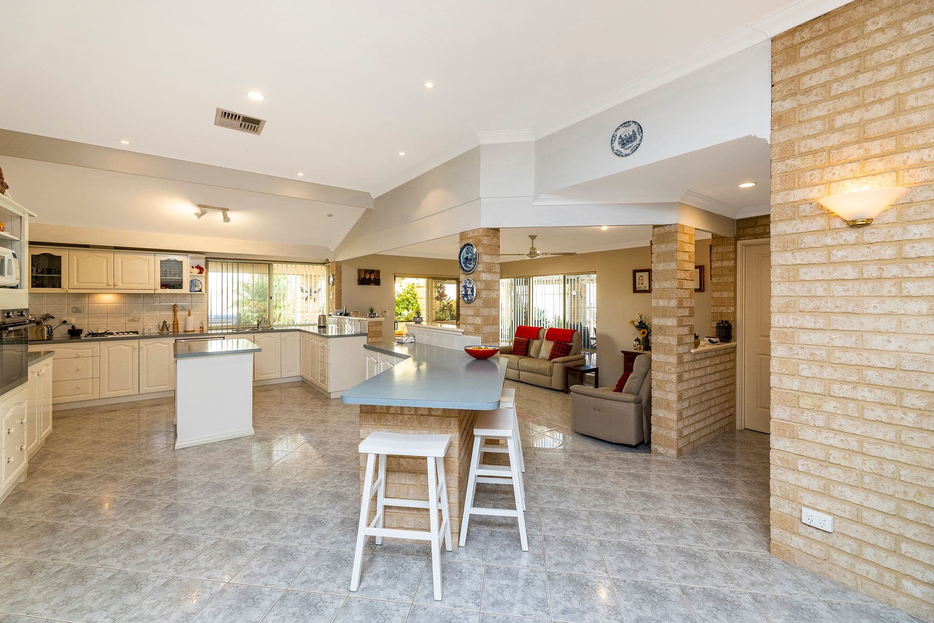 18 Allamanda Way, Halls Head, WA, 6210, Halls Head - Thumbnail 4