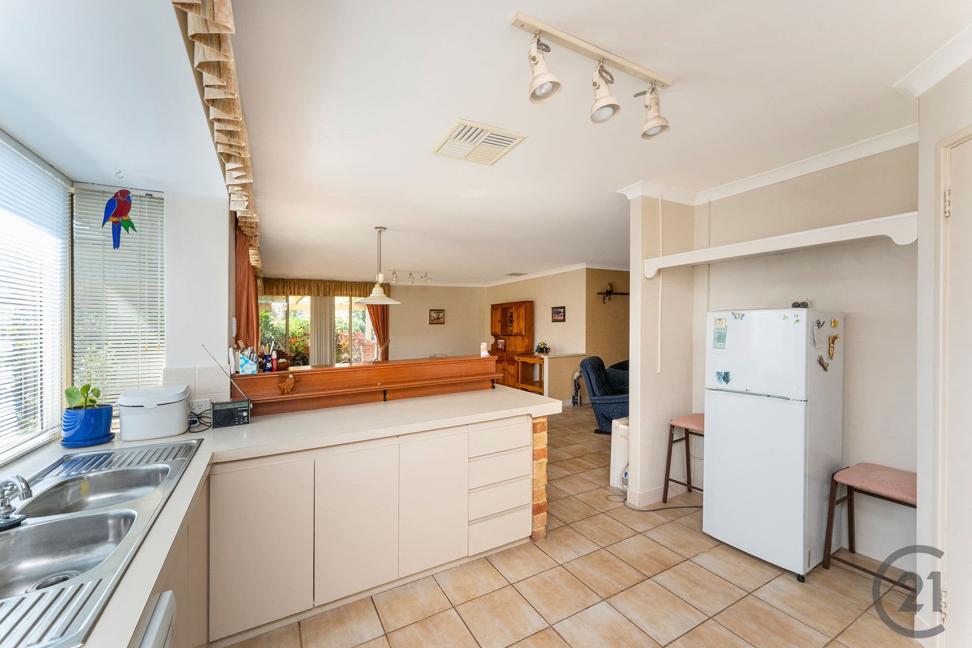 2 Castilloa Court, Halls Head, WA, 6210, Halls Head - Thumbnail 3