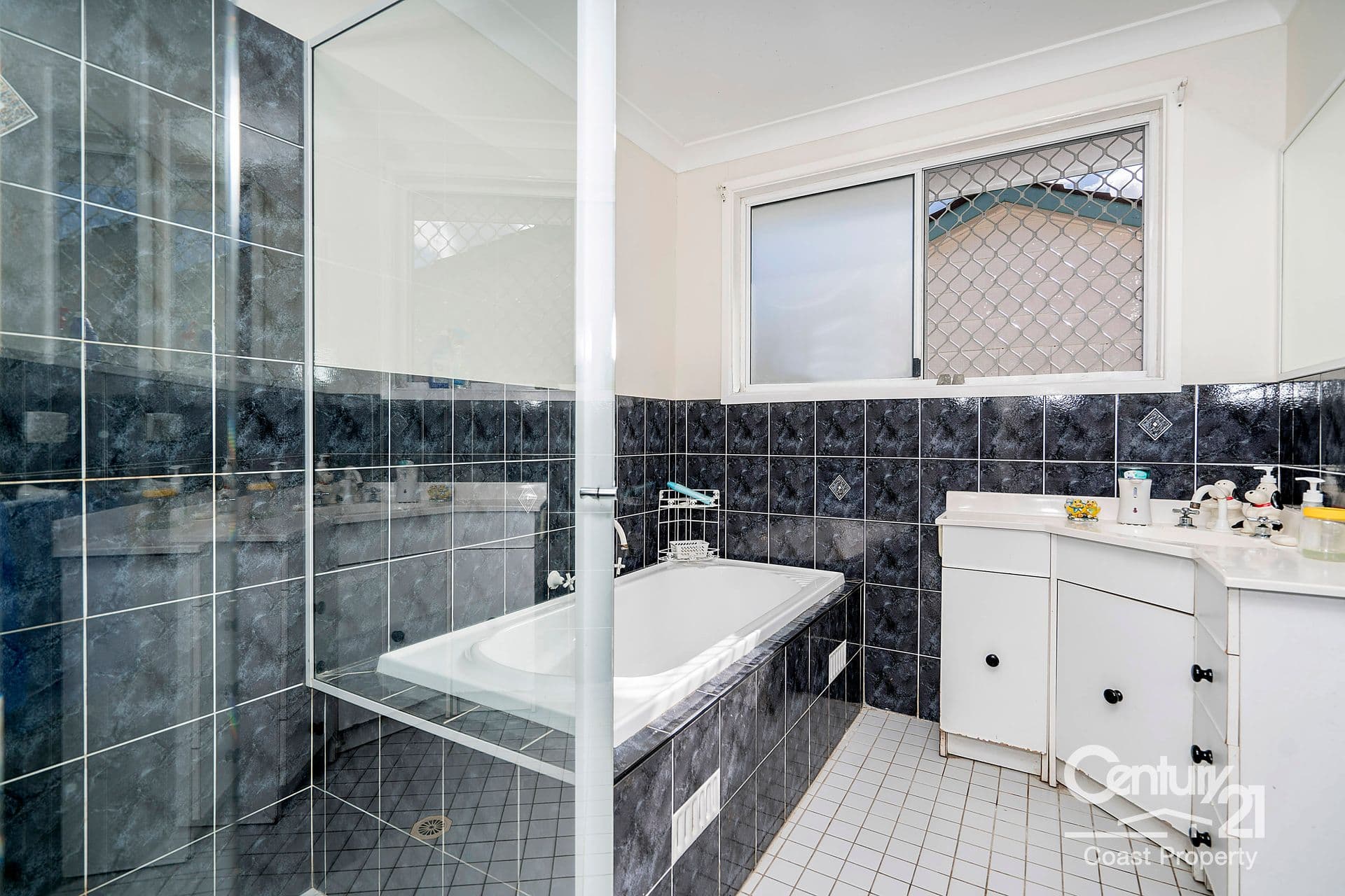 35 Kerry Crescent, Berkeley Vale, NSW, 2261, Berkeley Vale - Thumbnail 4