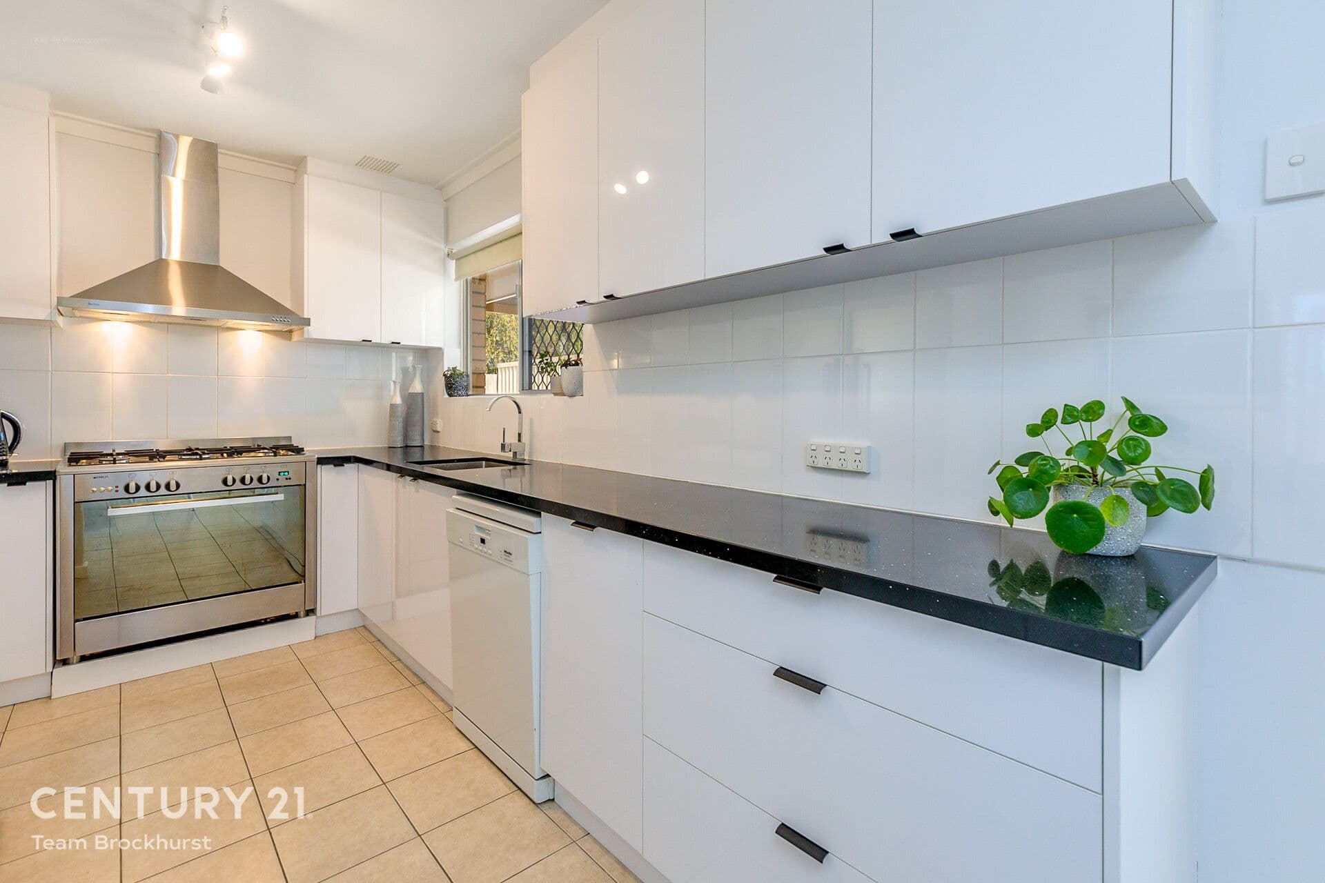 7/10 Warton Rd, Huntingdale, WA, 6110, Huntingdale - Thumbnail 2