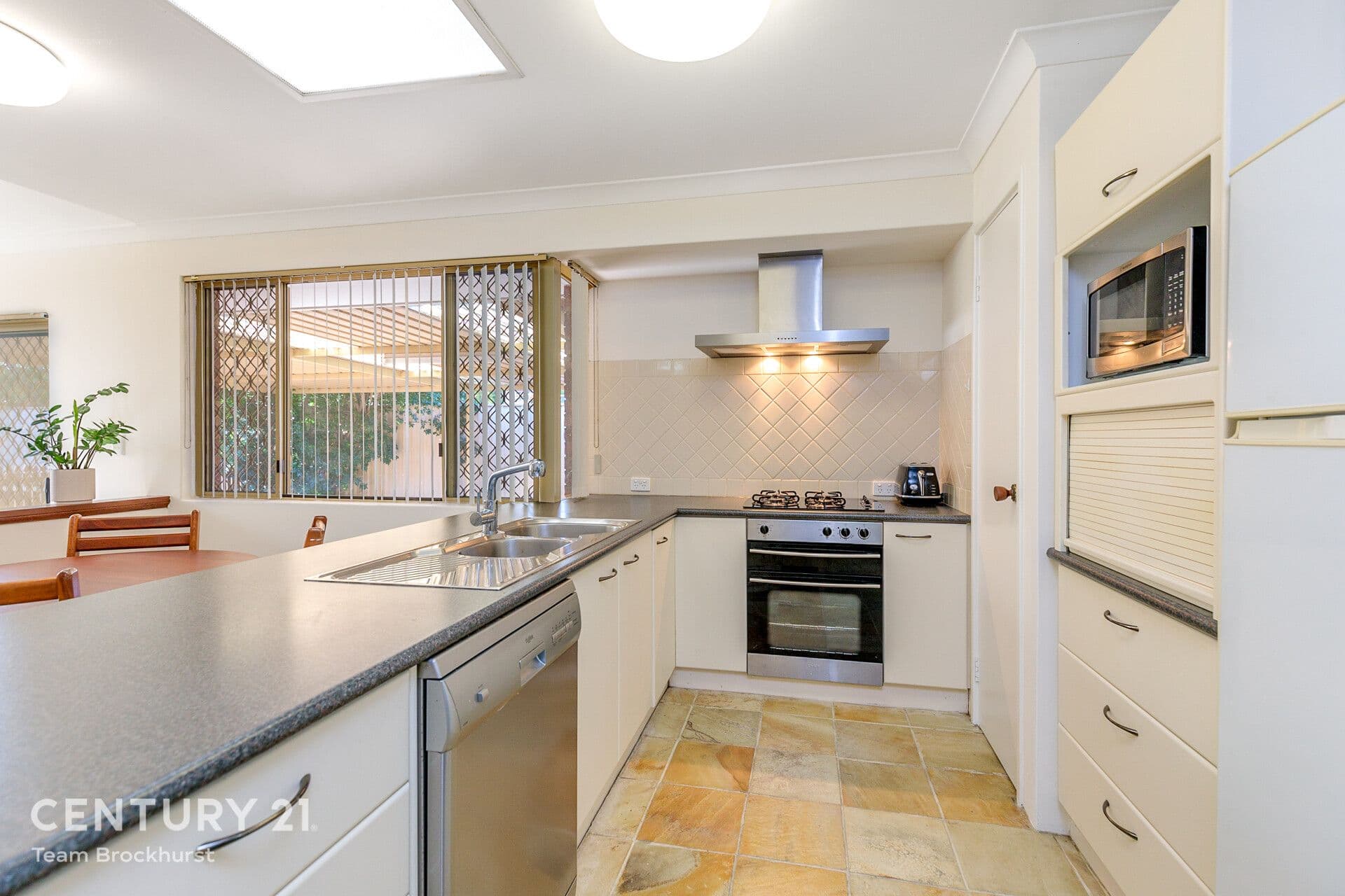 18 Malone Court, Thornlie, WA, 6108, Thornlie - Thumbnail 2