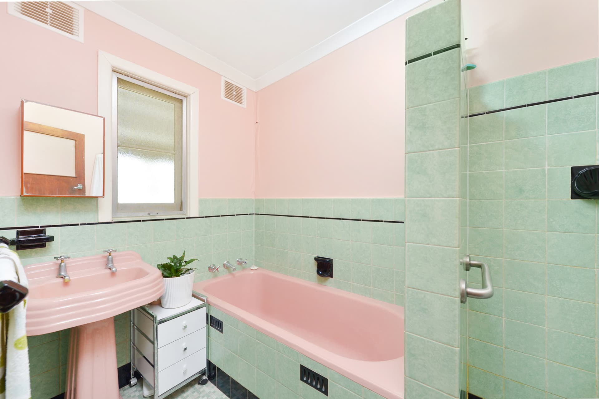 16 Fergusson Crescent, Deakin ACT 2600, Deakin - Thumbnail 2