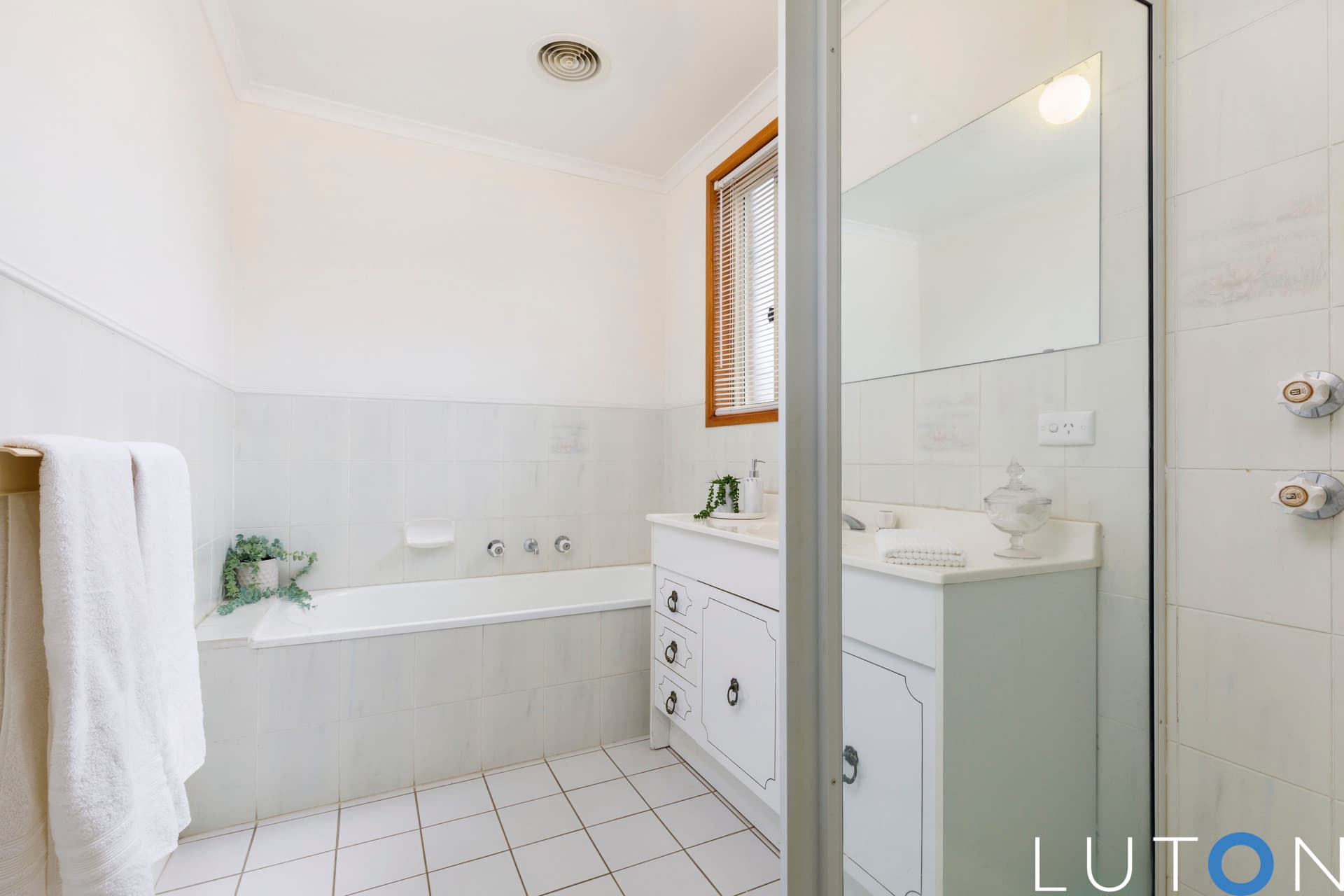 54 Julia Flynn Avenue, Isaacs ACT 2607, Isaacs - Thumbnail 2