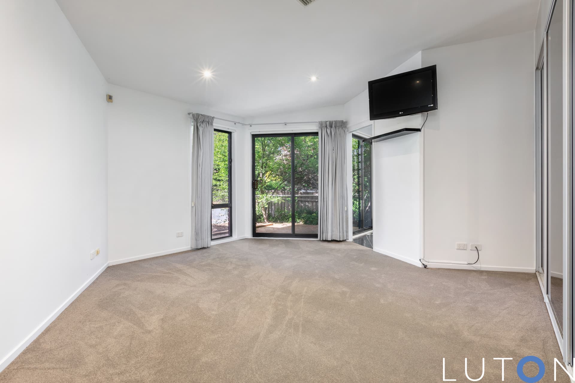 26 Mt Vernon Drive, Kambah ACT 2902, Kambah - Thumbnail 2