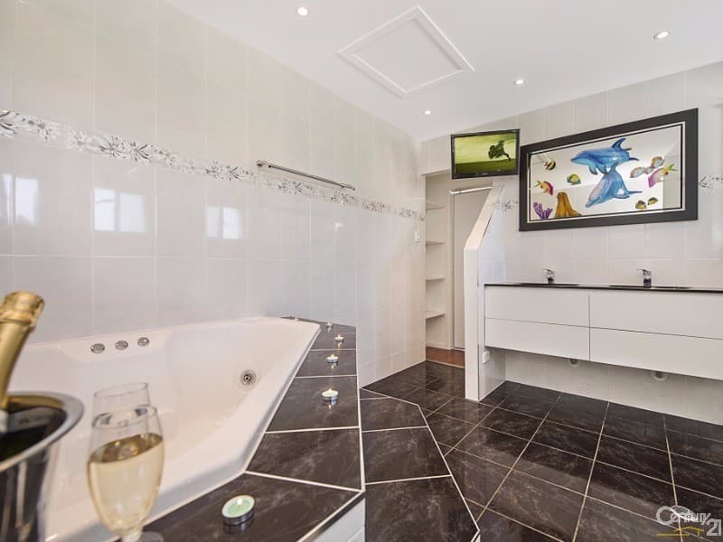 5 Maryborough Terrace, Scarborough, QLD, 4020, Scarborough - Thumbnail 2