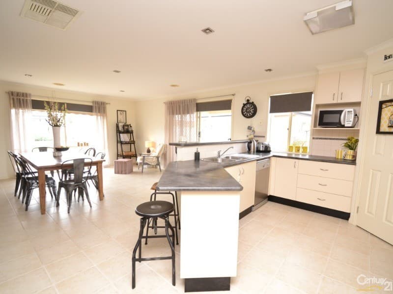 4 Coulson Place, Echuca, VIC, 3564, Echuca - Thumbnail 2