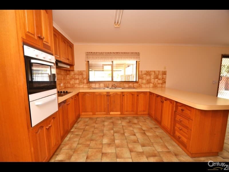 12 Adelaide Crescent, Echuca, VIC, 3564, Echuca - Thumbnail 3