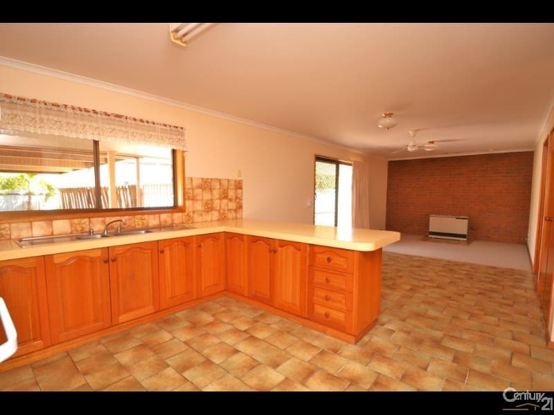 12 Adelaide Crescent, Echuca, VIC, 3564, Echuca - Thumbnail 4