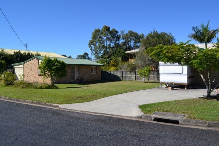 8 Lincolnfield Street, TORQUAY QLD 4655, Torquay - Image 1