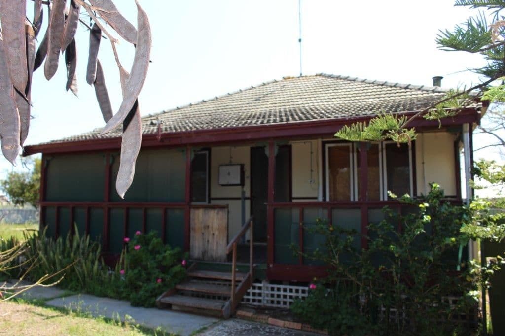 4 Armstrong Street, Dongara WA 6525, Dongara - Image 1