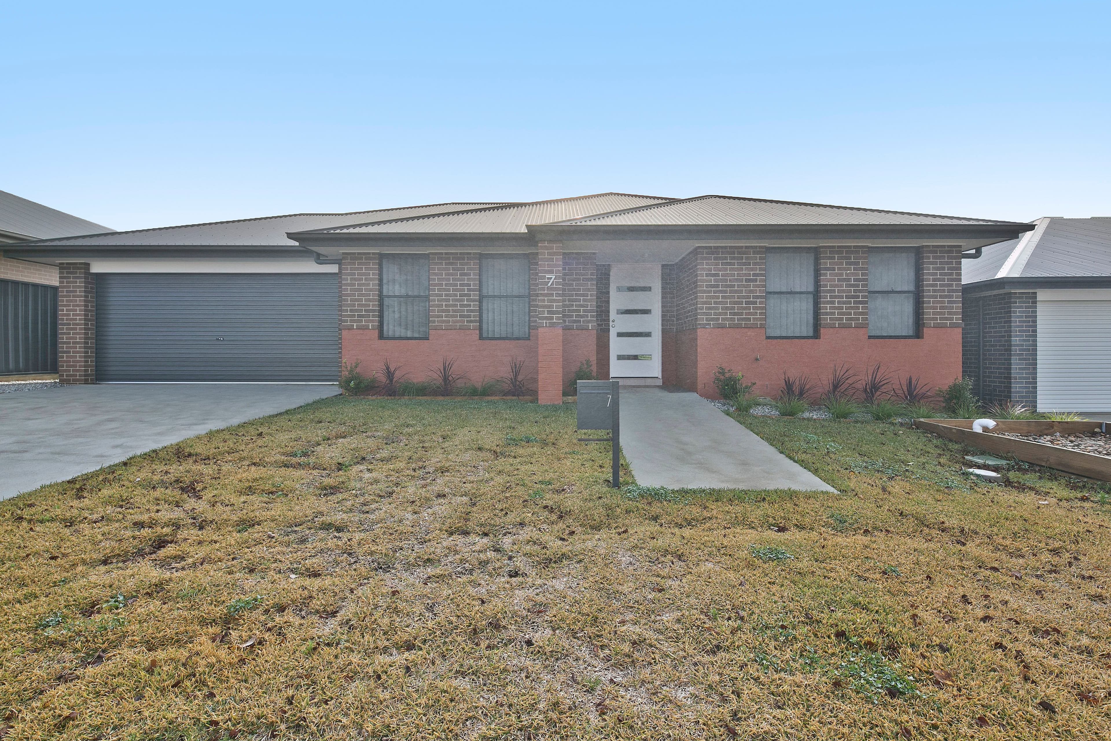 7 Huxtable Place, Goulburn - Image 1