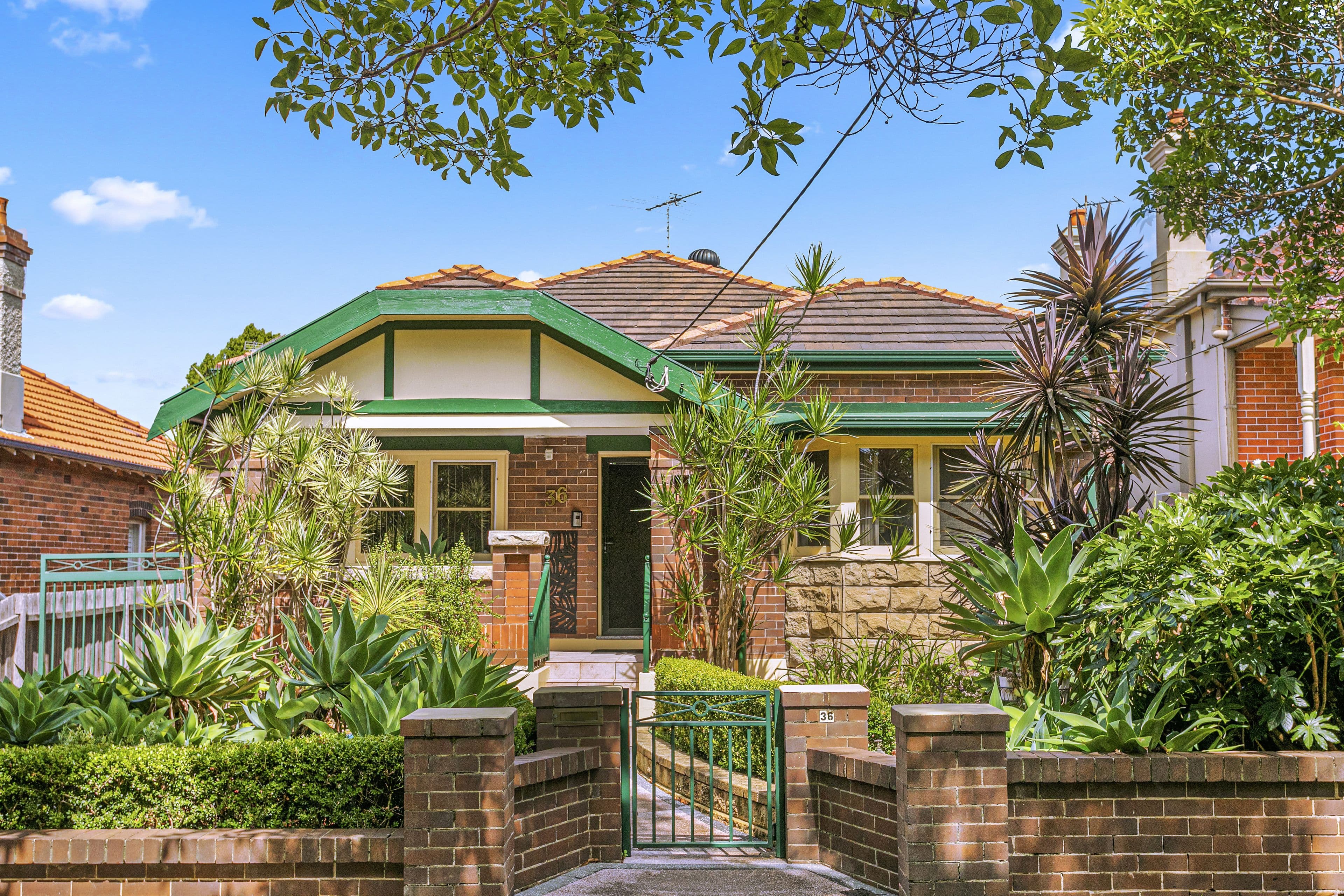 121 Glengallan Road, Deuchar - Image 1