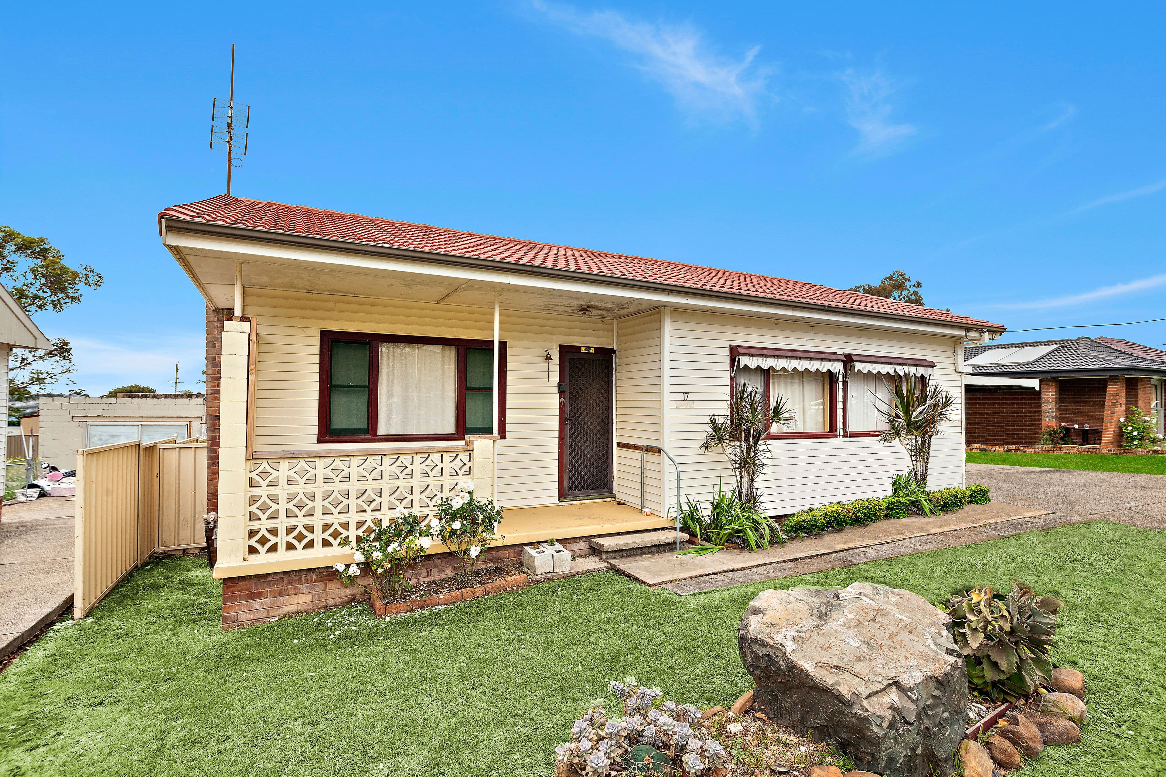17 Macquarie Street, Albion Park - Image 1