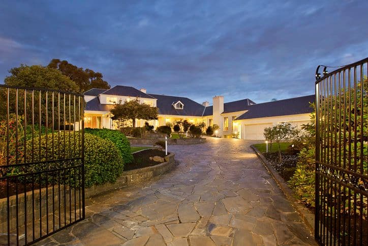 10 Summerhill Road, TEMPLESTOWE VIC 3106, Templestowe - Image 1