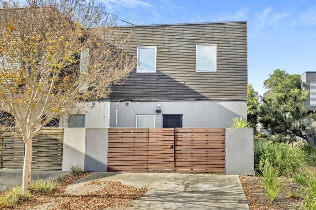 8 Grasstree Way, Bundoora - Image 1