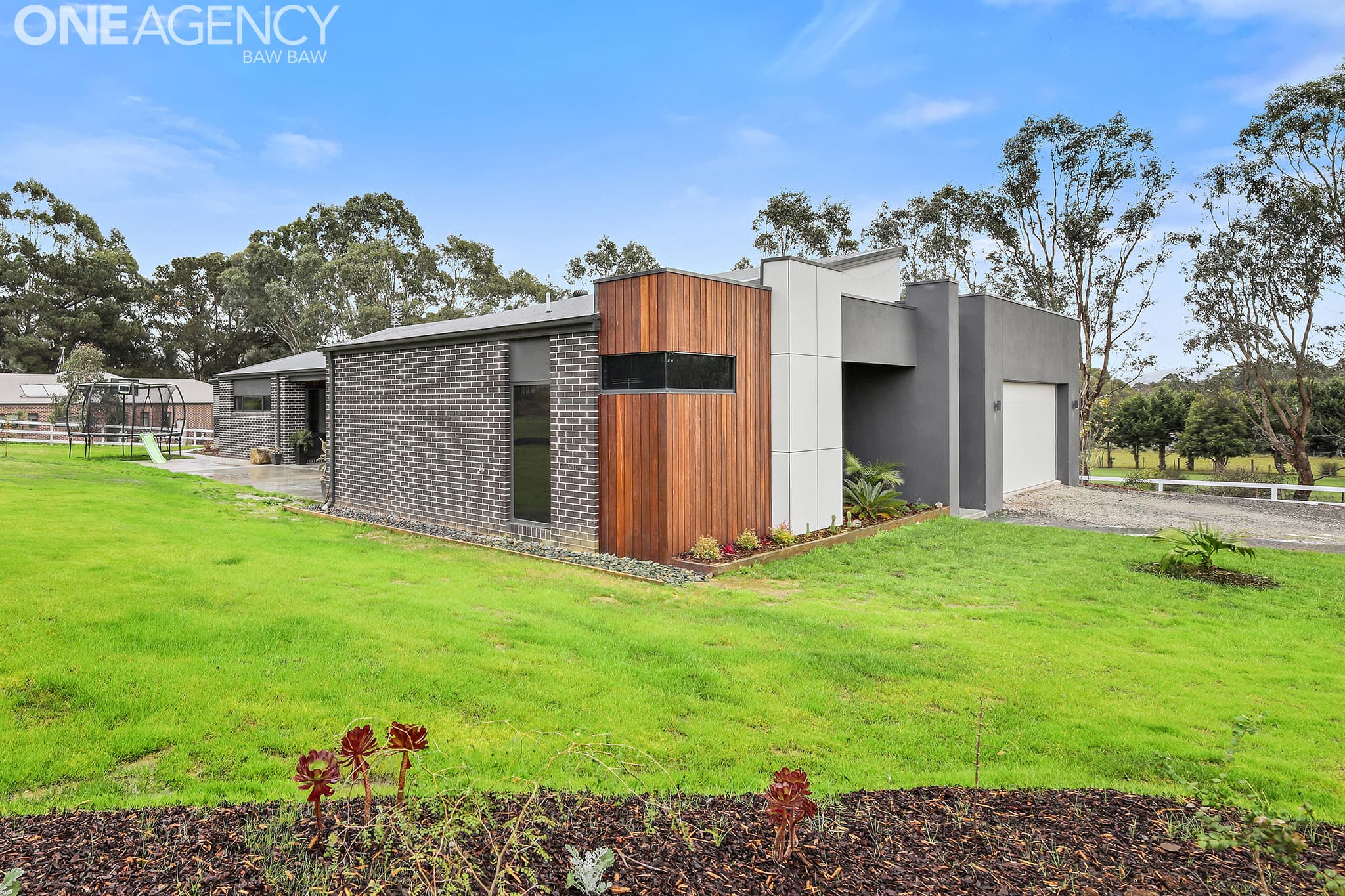 3/3 Lindenell Drive, Drouin, Drouin - Image 1