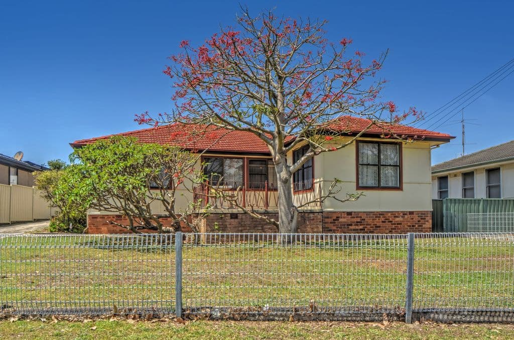 4 Beaton Street, Lake Illawarra - Image 1