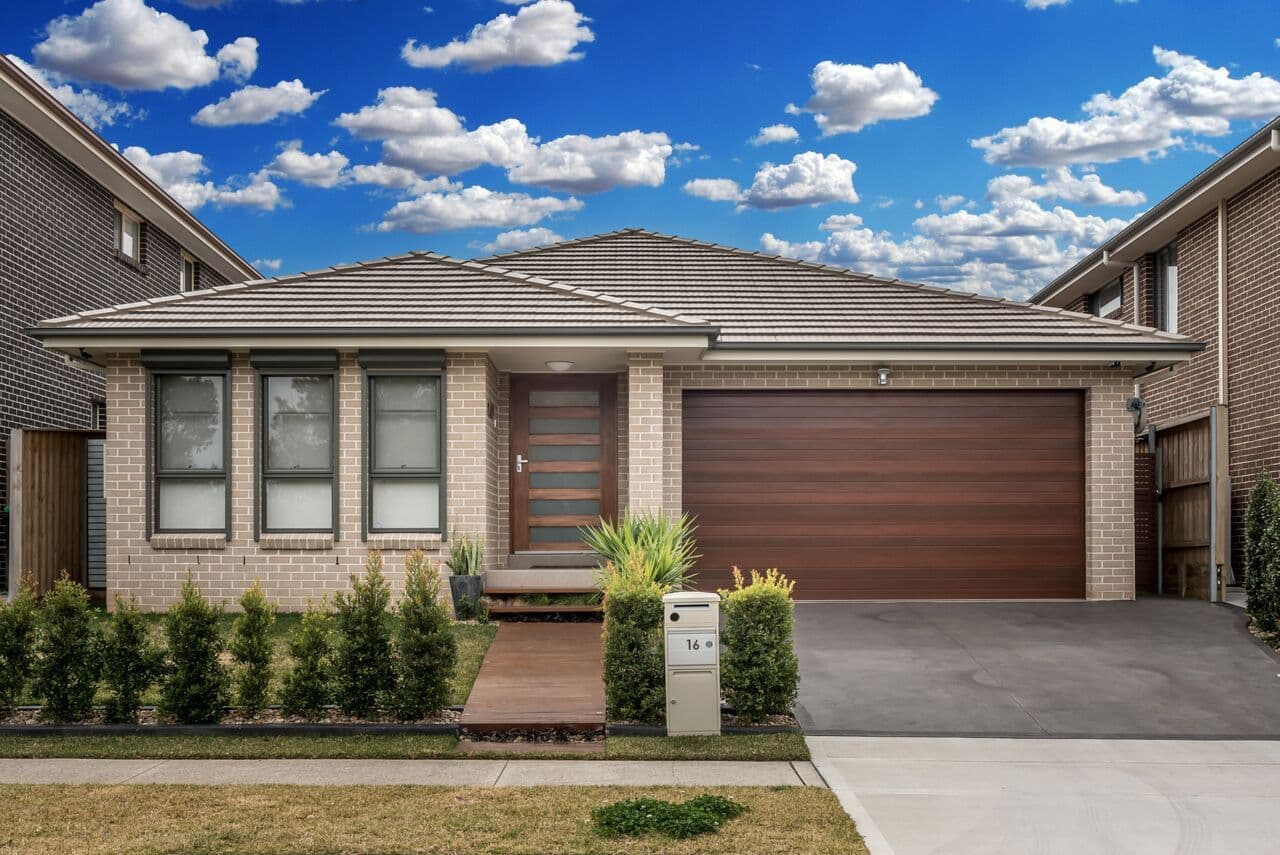 16 Rosedale Circuit, Carnes Hill - Image 1