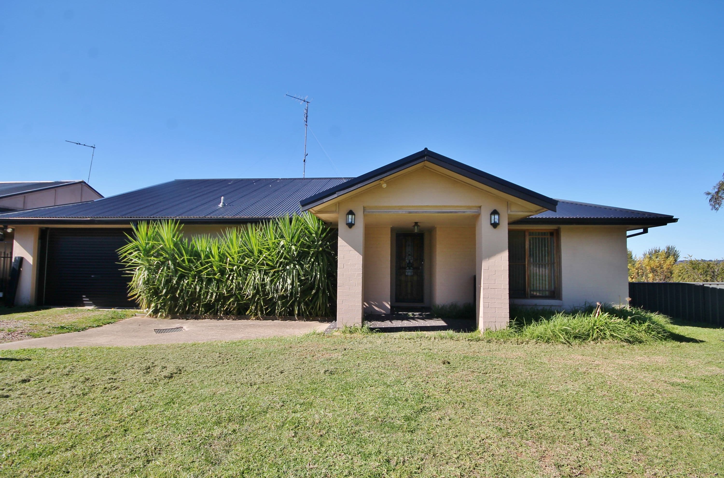 34 Hills Street, Young - Image 1