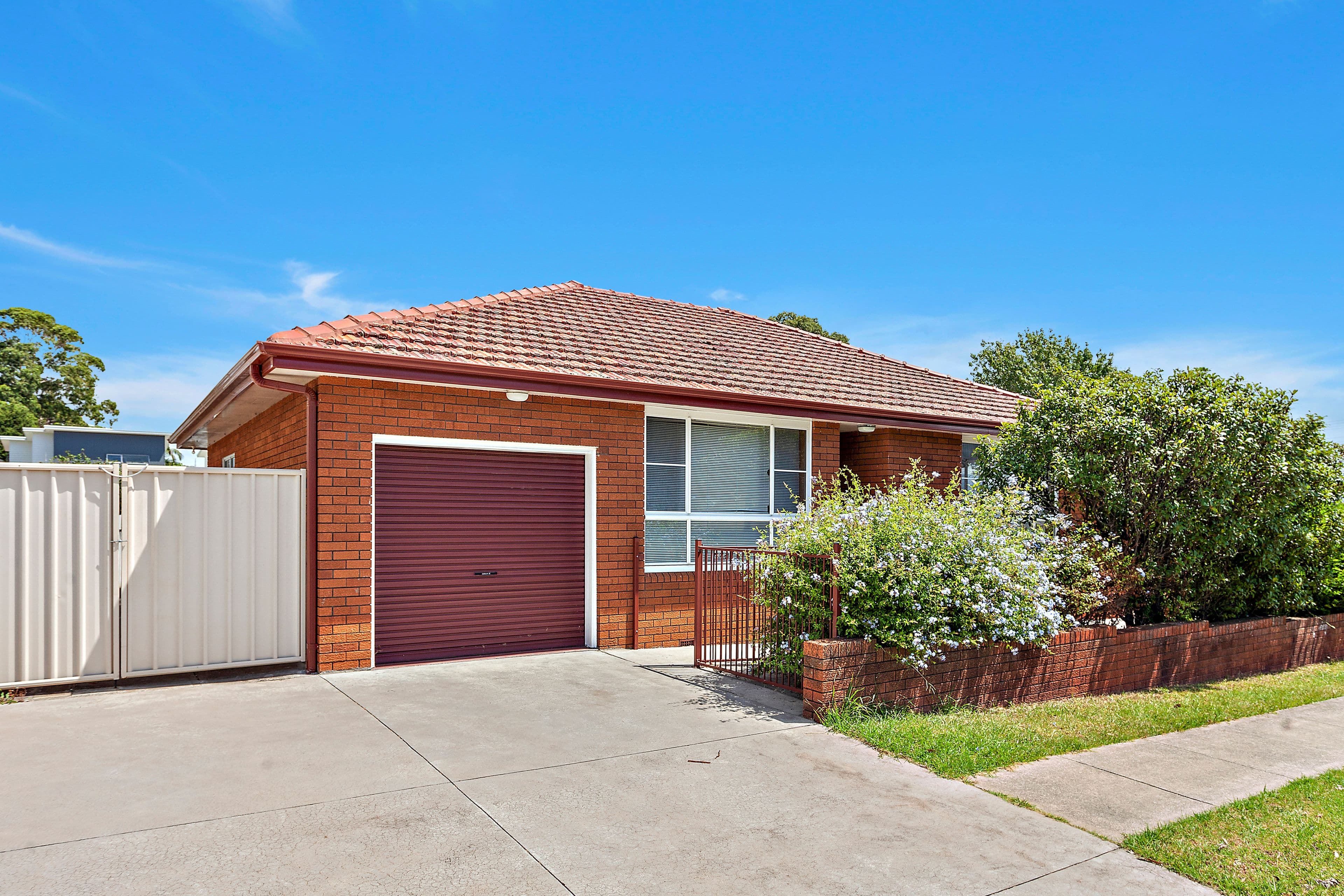 81 Parkes Street, Oak Flats - Image 1