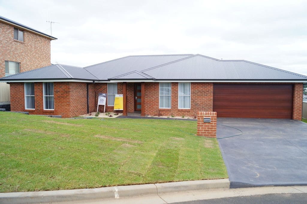18 Bert Whiteley Place, Orange - Image 1