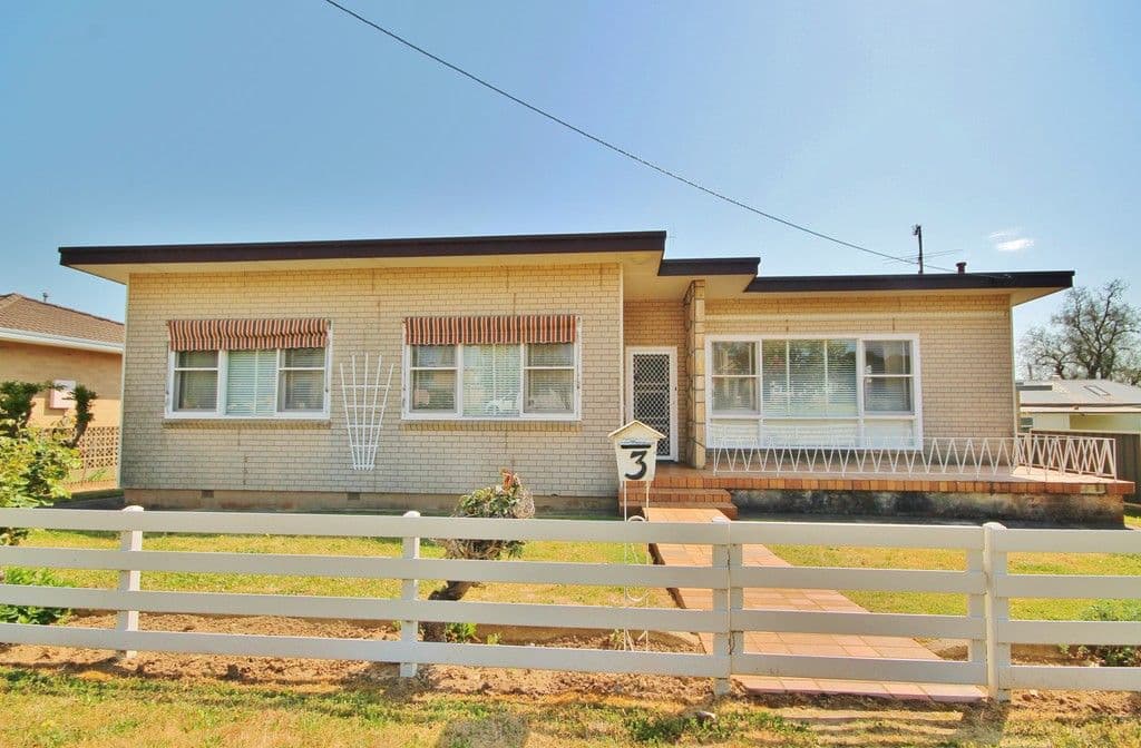 3 Spring Street, Young - Image 1