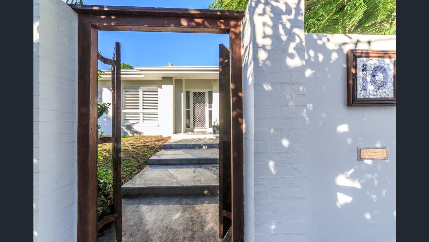 10 Allambi Avenue, Broadbeach Waters QLD 4218, Broadbeach Waters - Image 1