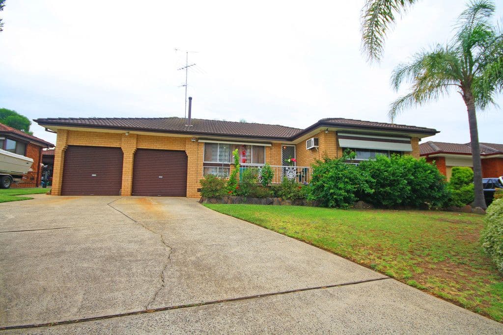 8 Chaperon Crescent, Minto - Image 1