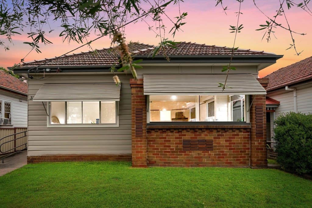 33 Phillips Street, Hamilton North - Image 1