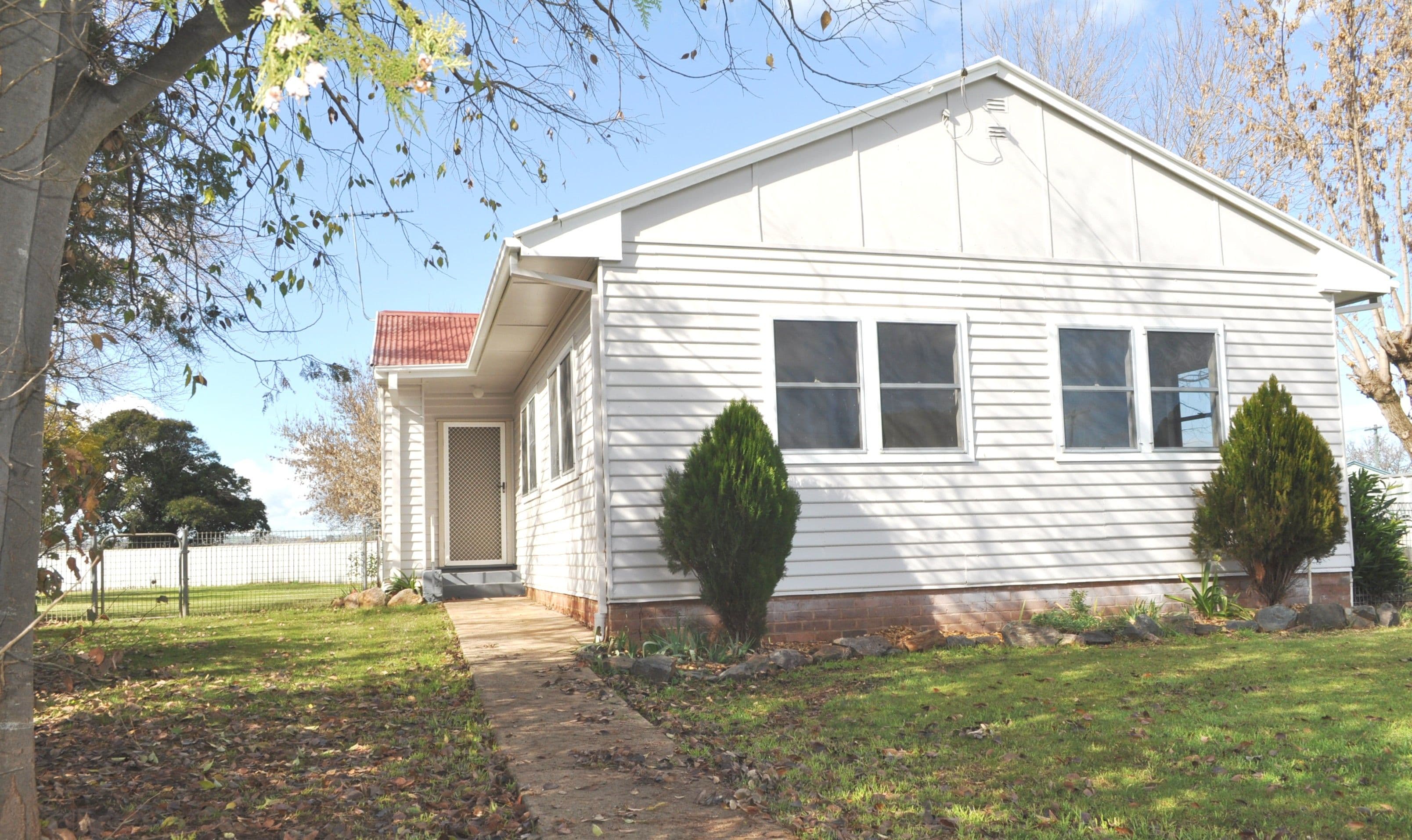4 Wall Avenue, Cootamundra - Image 1