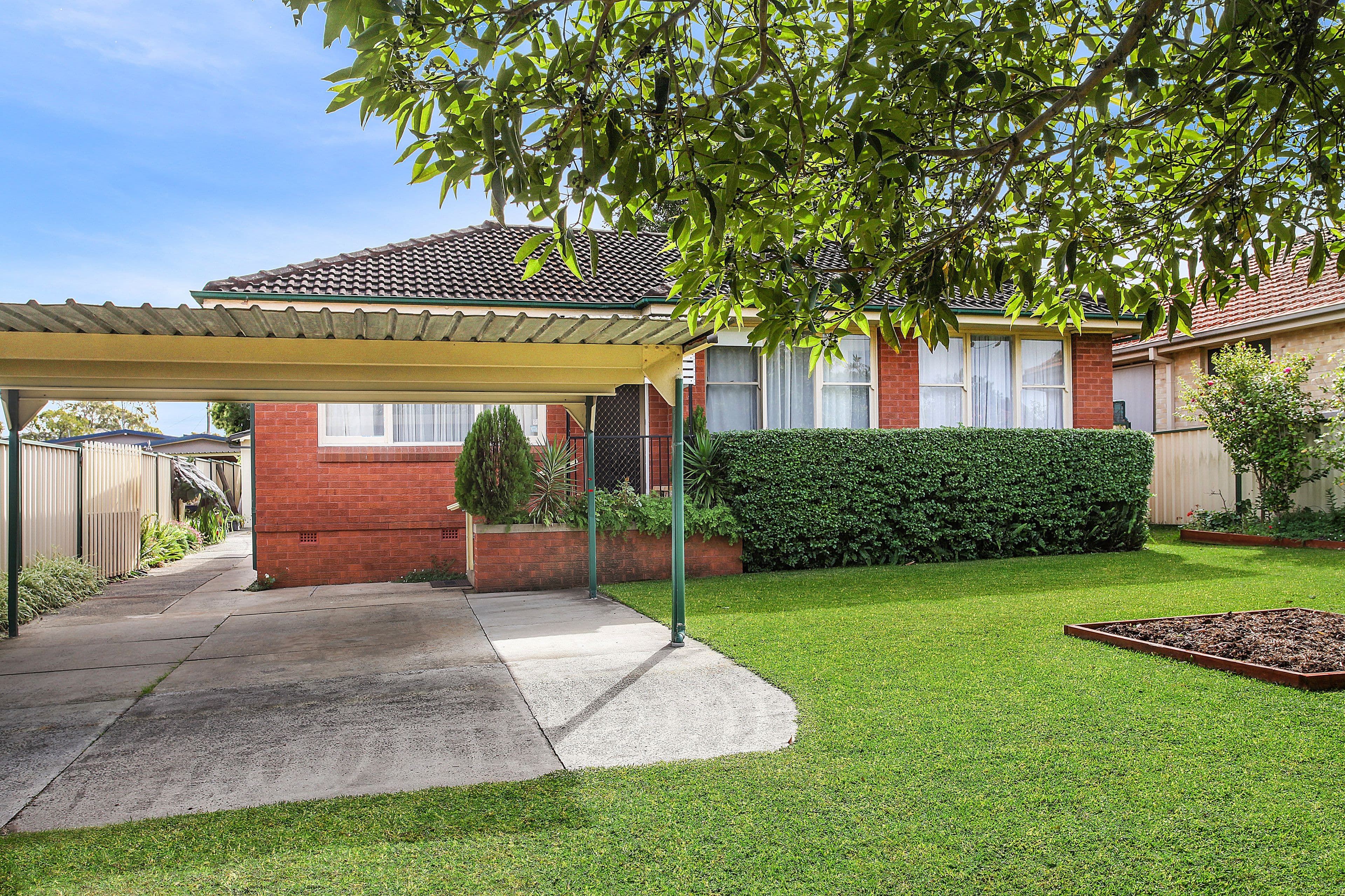 72 Kingston Street, Oak Flats - Image 1
