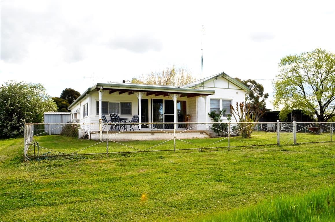 137 Blowering Road, Tumut - Image 1
