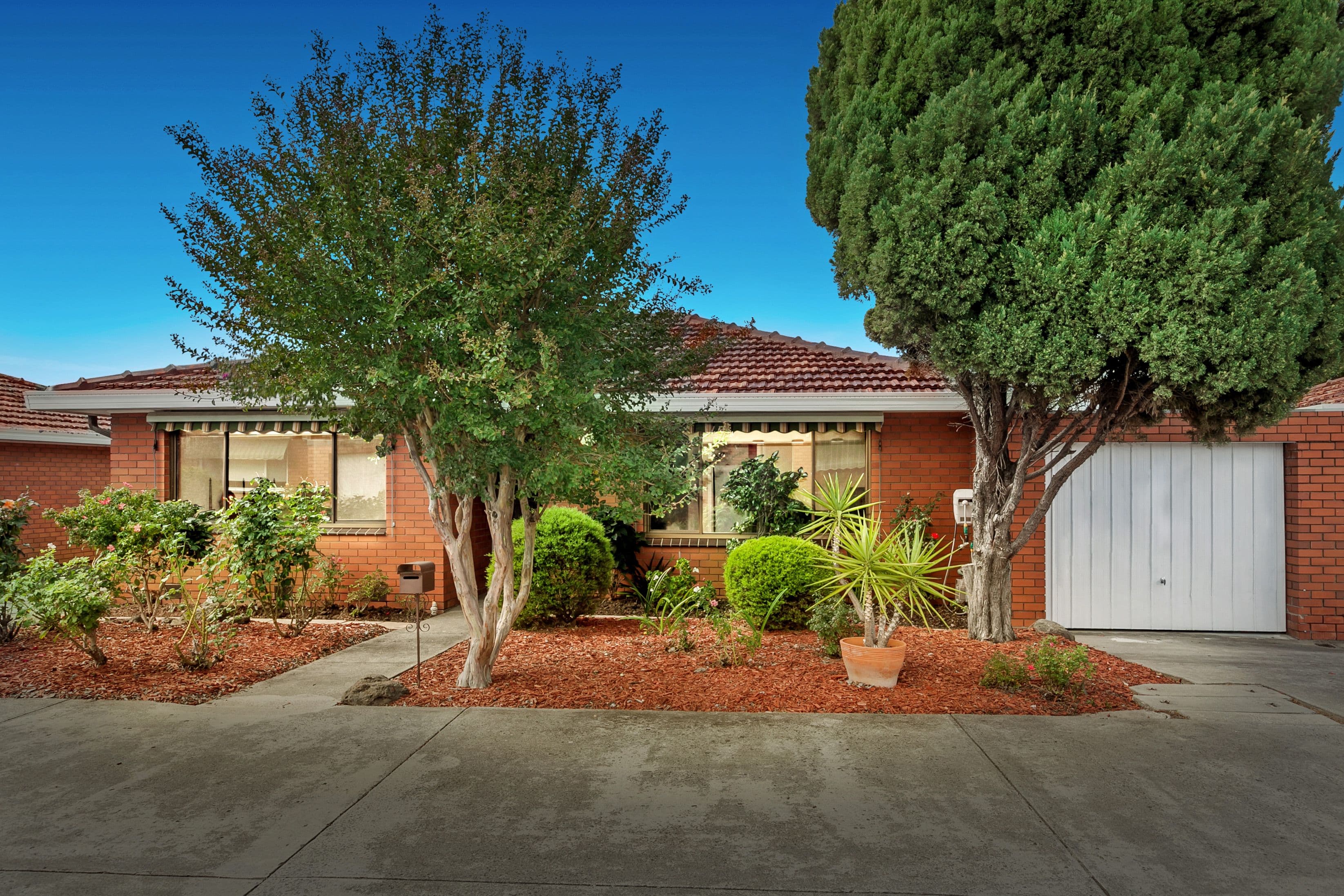 12 BRISTOL Court, Kilsyth, Kilsyth - Image 1