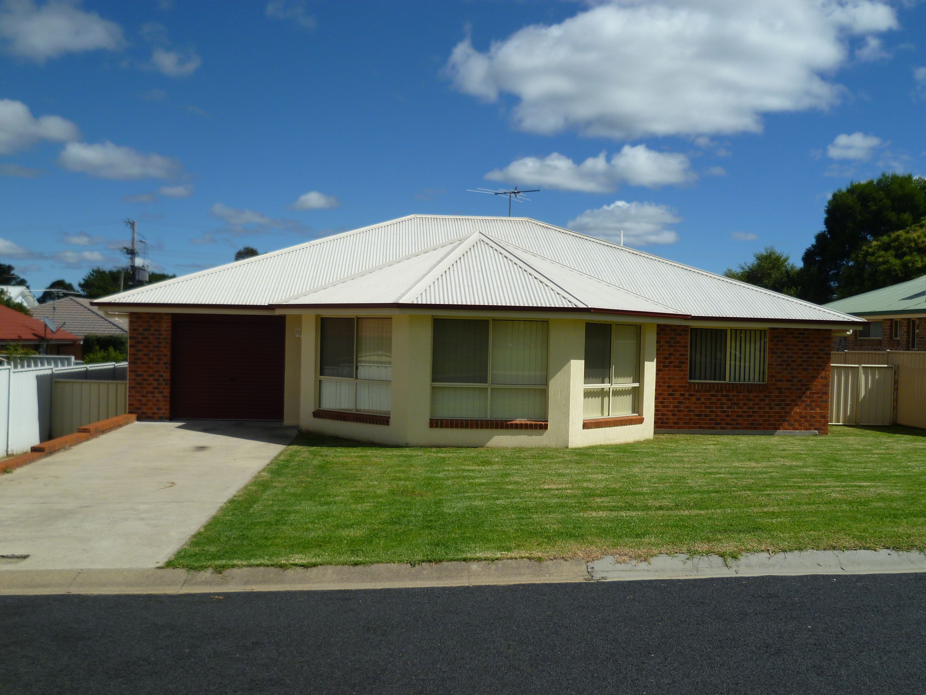 4 Deodara Drive, Inverell - Image 1