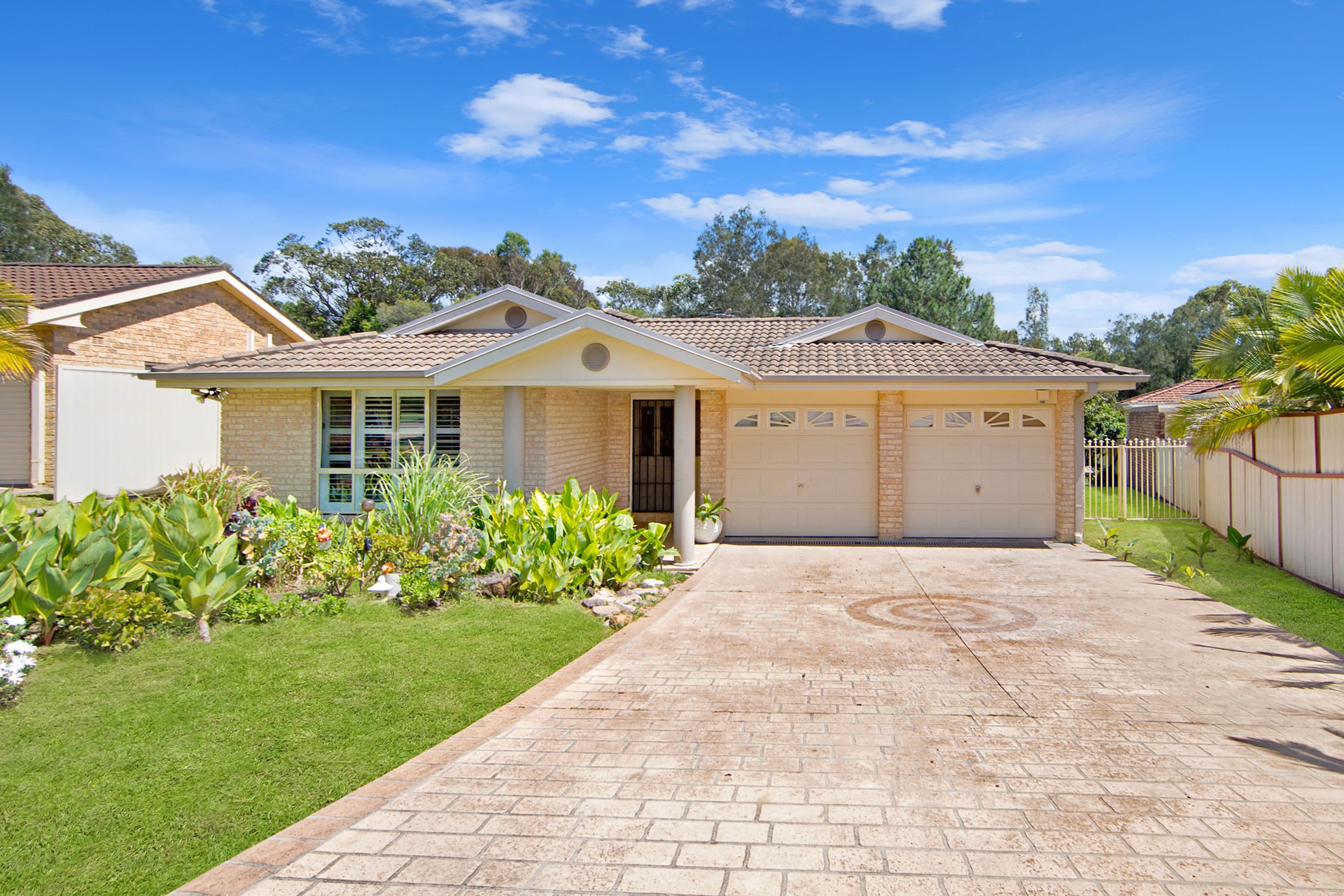 17 Derwent Drive, Lake Haven - Image 1