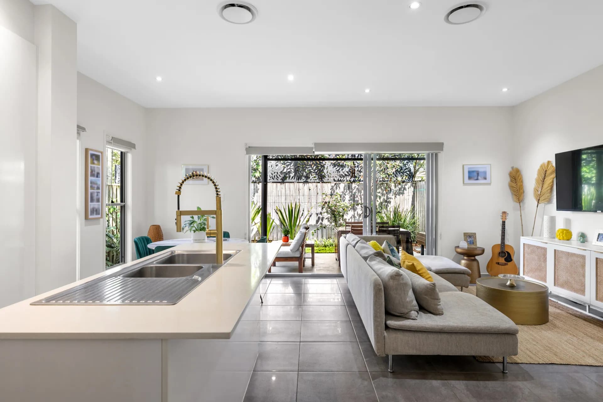2/20 Moore Street, Morningside., Morningside - Image 1