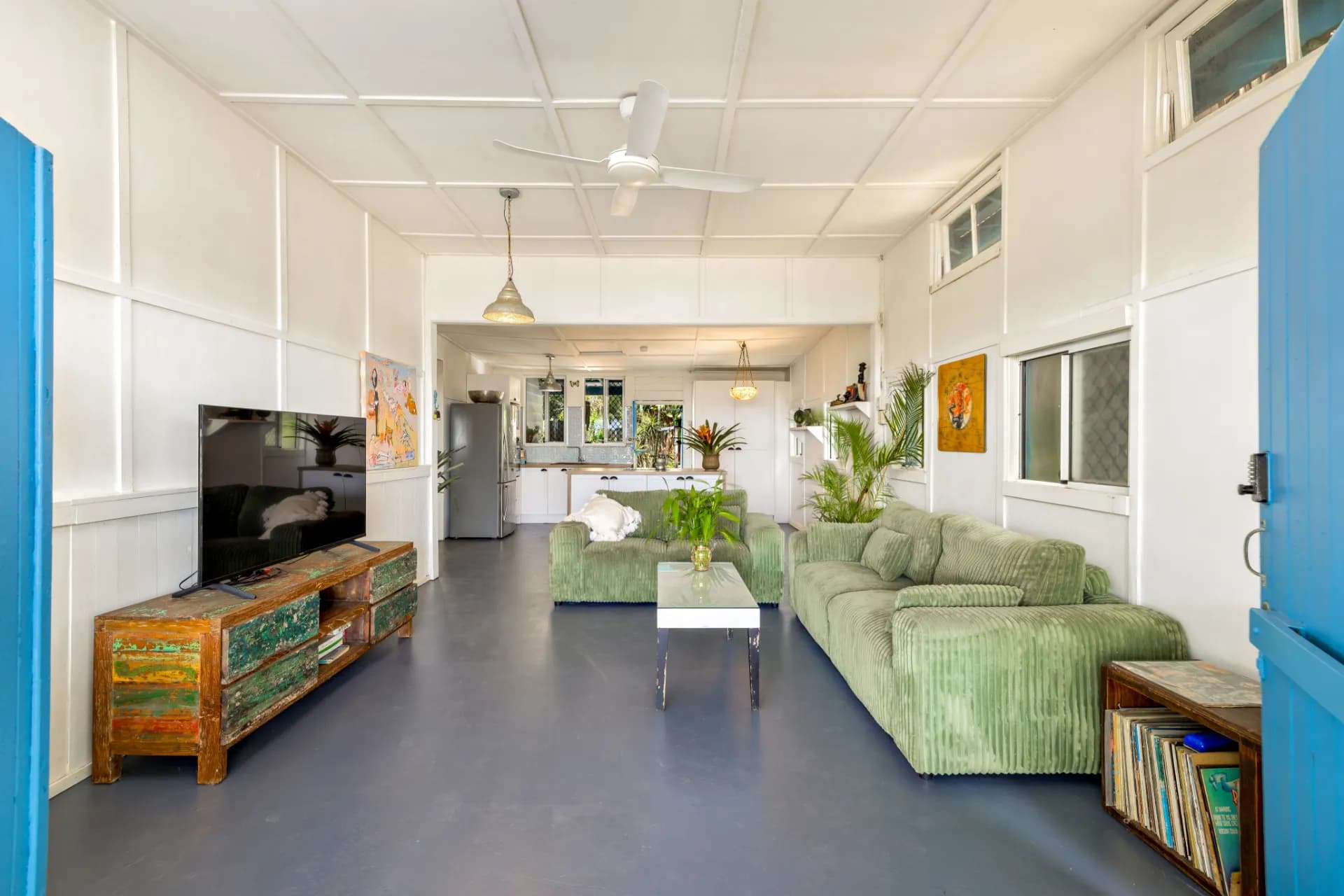 155 Oshea Esplanade, Machans Beach - Image 1