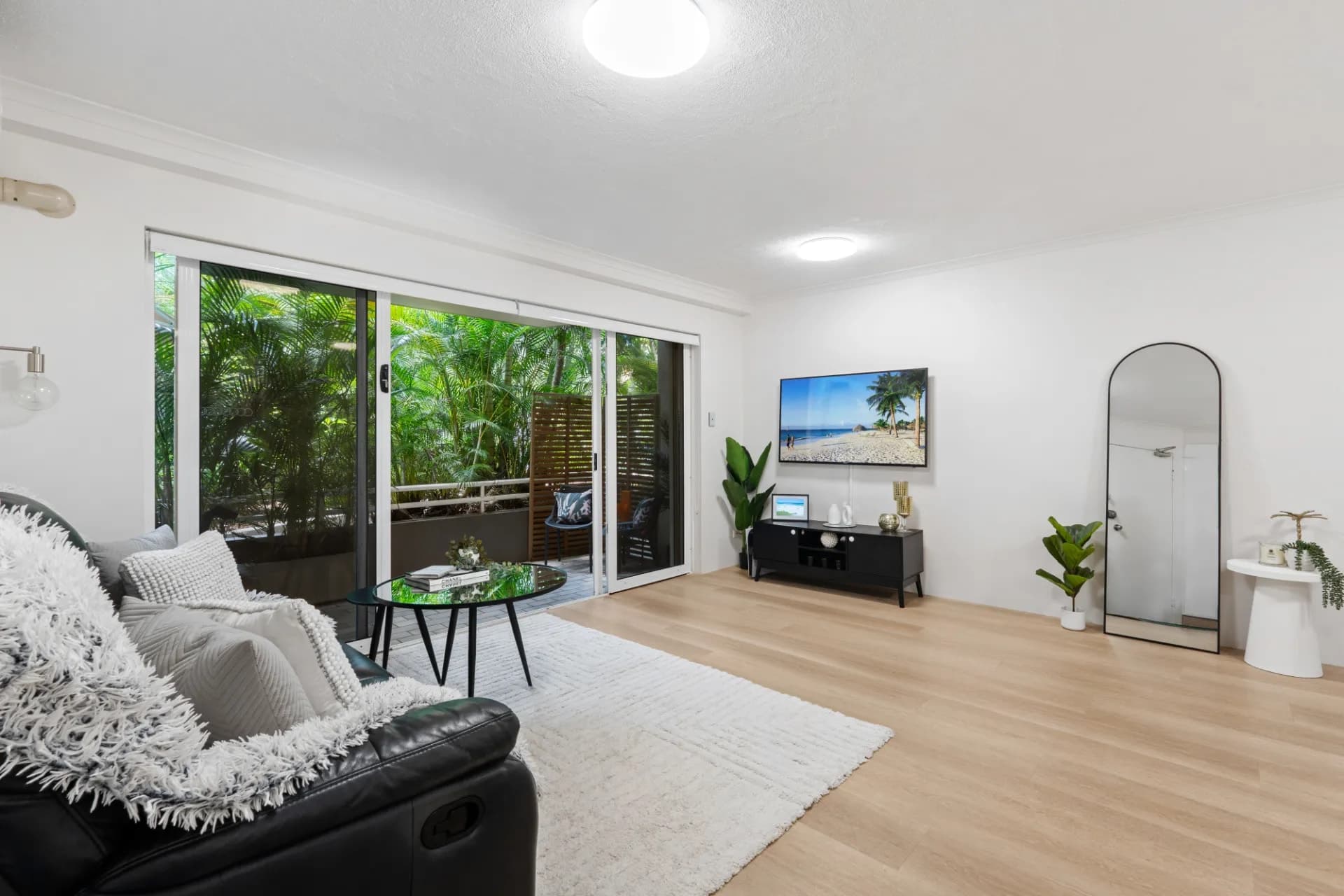 11/11 Breaker Street, Main Beach - Image 1