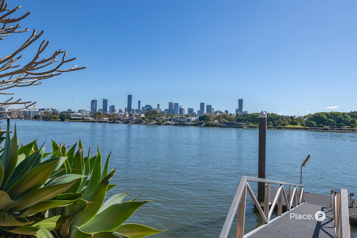 130 Wynnum Road, Norman Park - Image 1