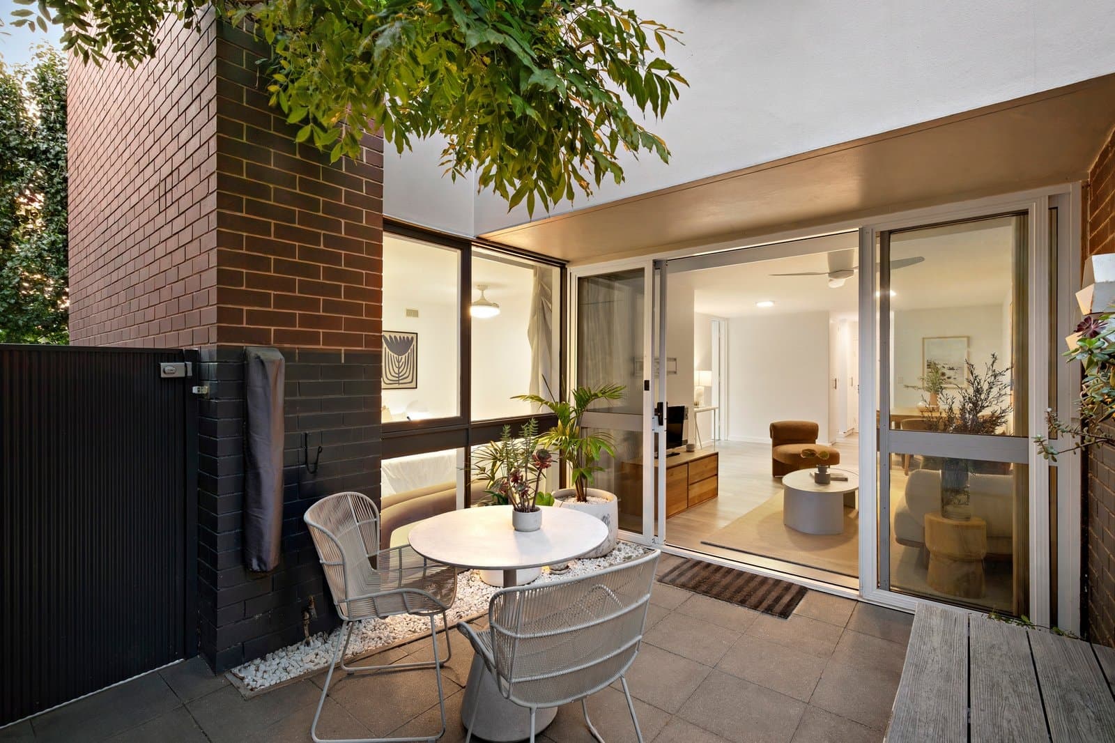 2/140 Kerferd Road, Albert Park - Image 1