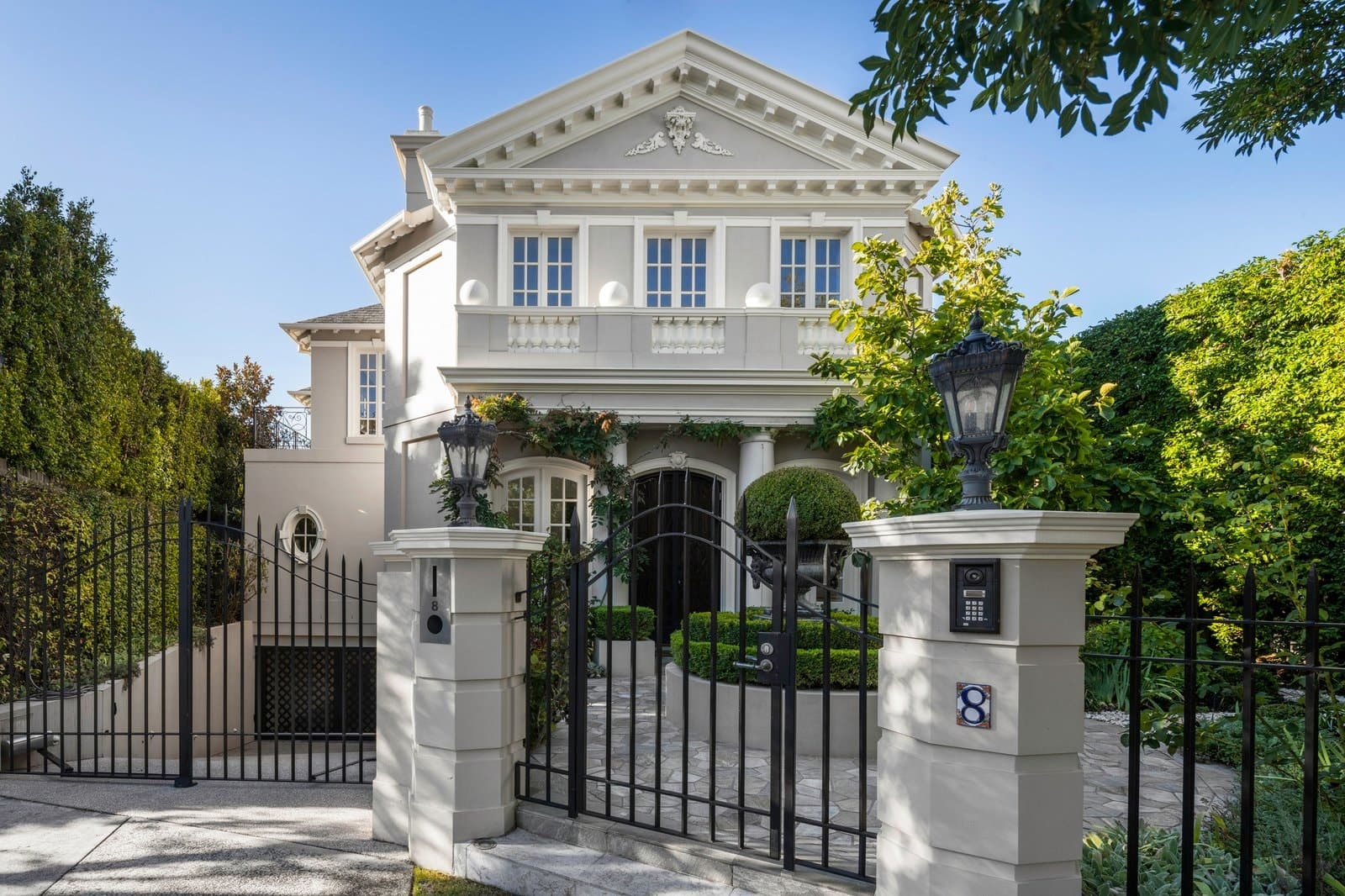 8 Montrose Court, Toorak - Image 1