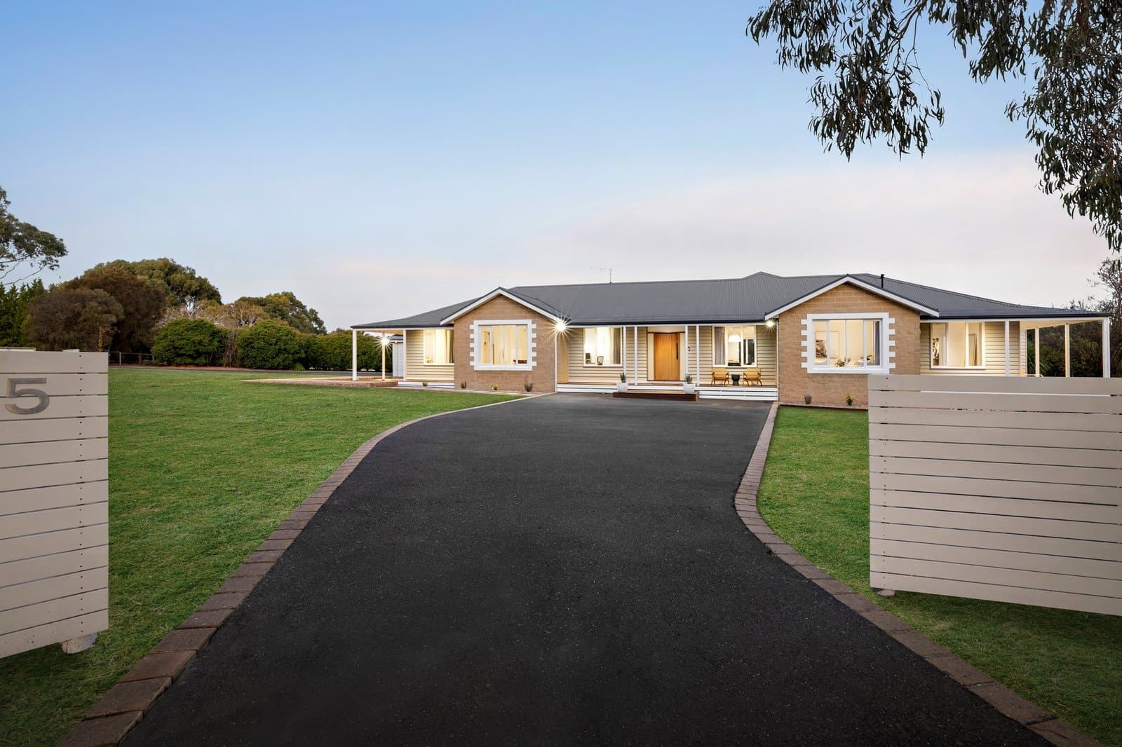 25 Benton Grange Drive, Mornington - Image 1