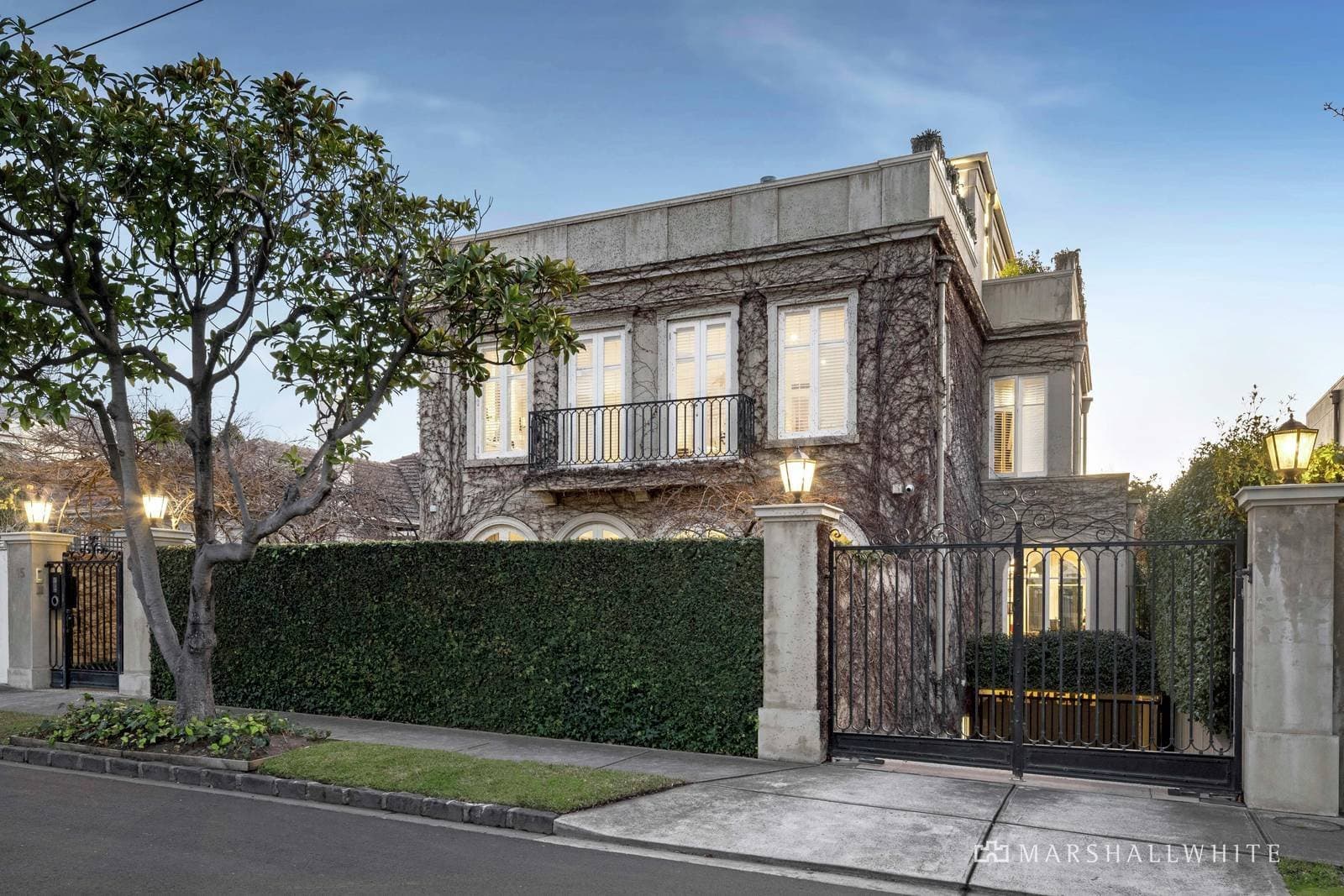15 Vista Grove, Toorak - Image 1